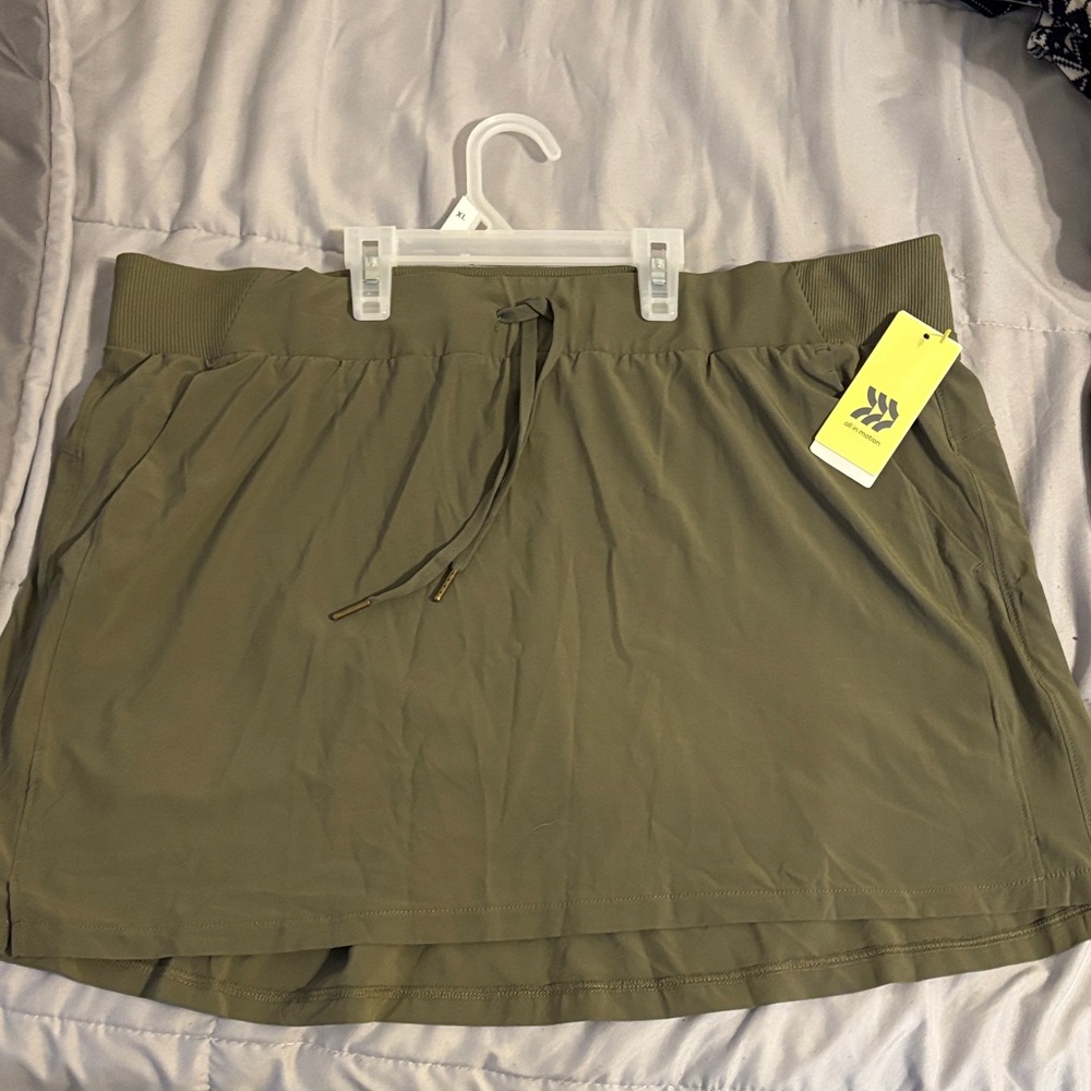 All in motion mid rise skort
